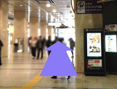 1階カフェを右手に通り過ぎて