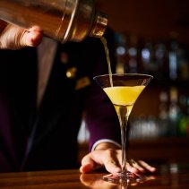 <b>季節のフルーツカクテル（チャージ代込）42％割引</b>