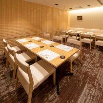 <b> 土・日・祝の夕食時間帯のご飲食代金20％割引</b>