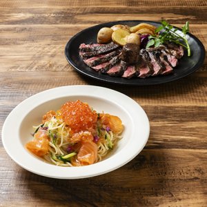 ［7～9月のおすすめ］&lt;br&gt;自家製スモークサーモンといくらの冷製パスタ＆熟成牛のブラックガーリックステーキ