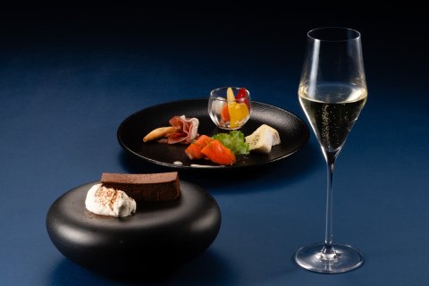 16時からのご褒美セットが新登場！お仕事帰りやお食事前の“ちょっと1杯♪”を叶える「イブニング スイーツソワレ＆プチセイボリーセット」