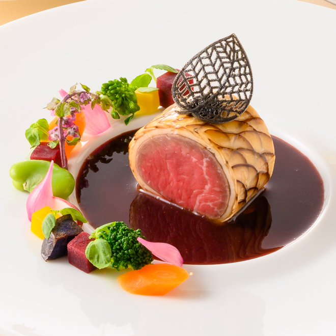 牛フィレ肉と椎茸のスパイラル 旬のお野菜と発酵大蒜のピュレ 赤ワインソース