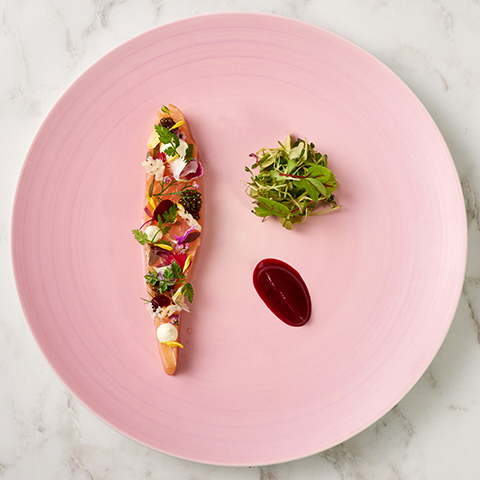 ノルウェーサーモンのコンフィ ビーツとラズベリーのクーリ キャビア