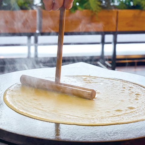 【ライブメニュー】ホテルスタッフが作るクレープ♪