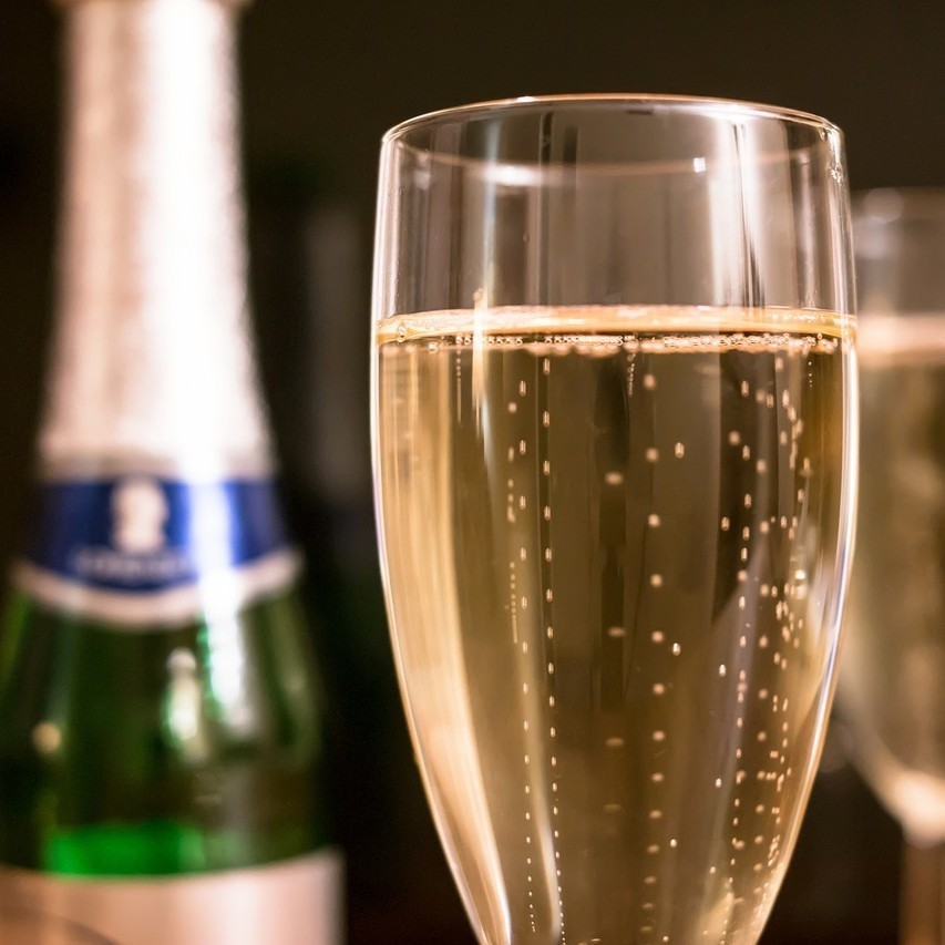 シャンパンやホールケーキ・花束をお部屋までお届けするサービス