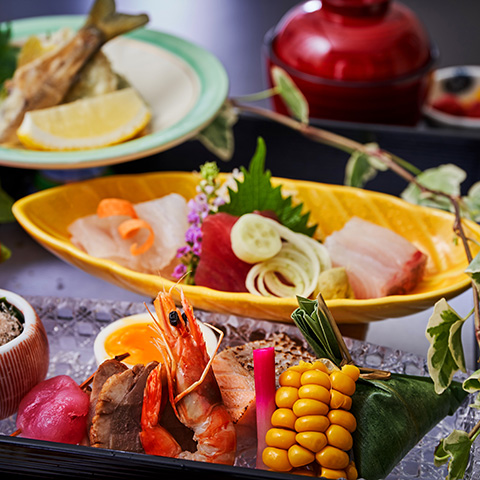 <b>日本料理「大阪 浮橋」</b><br>彩りの良い旬の食材で、料理長の技が光る本格会席。アルコールも選べるドリンクを1杯サービスいたします</br>