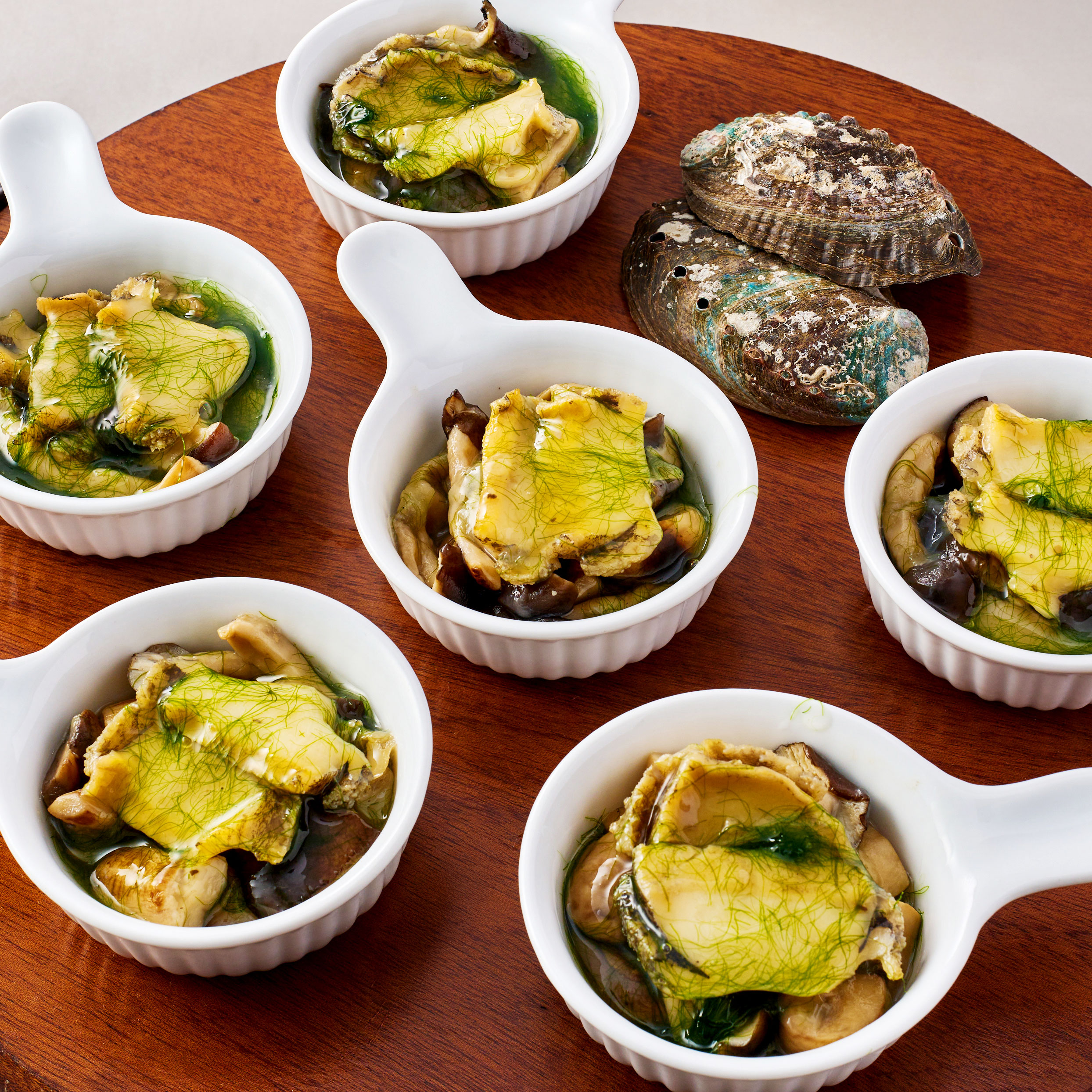 鮑と茸のソテー　すじ青のりソース