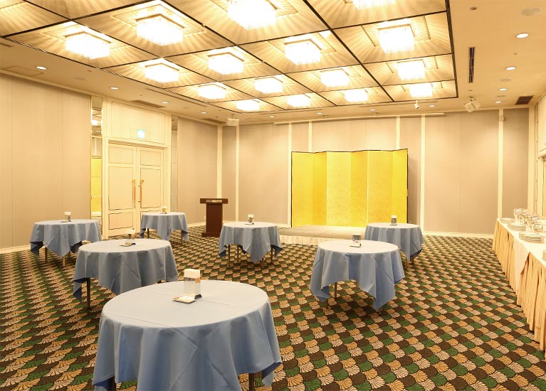 テーブル孔雀 中古 希少 河東 鄭 鍾基作 螺鈿漆器孔雀紋座卓 幅190×奥